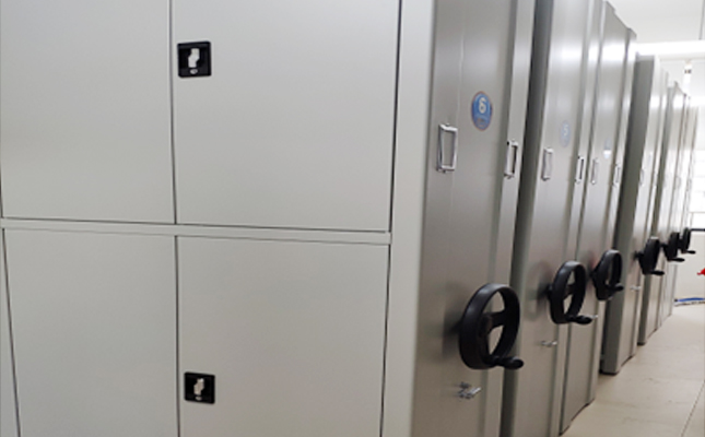 學(xué)校密集書架 學(xué)校密集書架